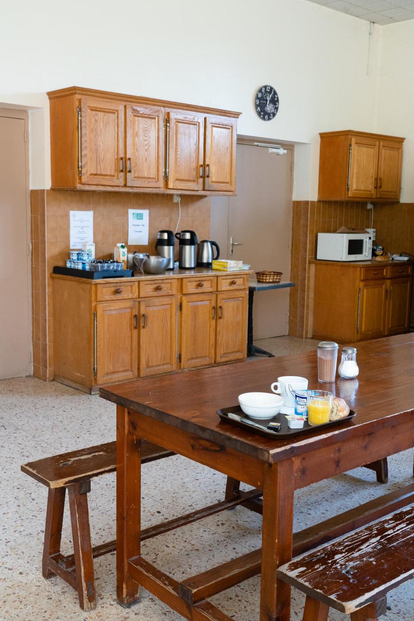 Auberge De Jeunesse Hi อาร์ลส์ ภายนอก รูปภาพ